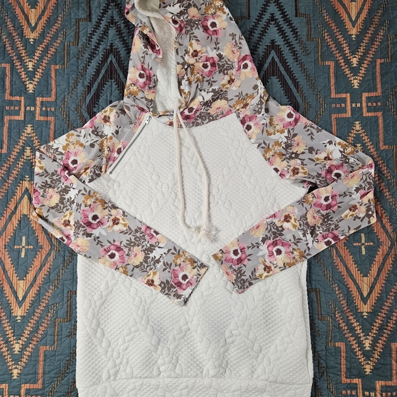 AMOLI Tops - Floral Sleeve Quilted Hoodie - Cream‎ and Pink